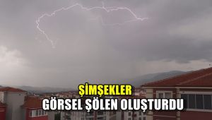 Şimşekler görsel şölen oluşturdu