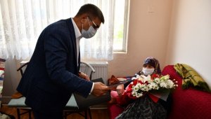 Vali Gürel, asırlık Zöhre ninenin Anneler Günü'nü unutmadı