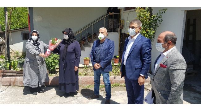 Vali, şehit annelerini ziyaret ederek günlerini kutladı