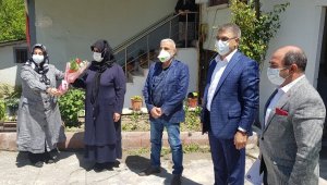 Vali, şehit annelerini ziyaret ederek günlerini kutladı