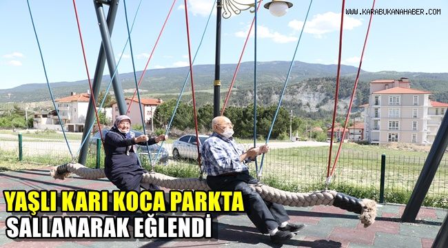 Yaşlı karı-koca parkta sallanarak eğlendi