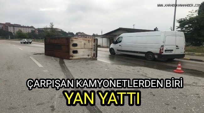 Çarpışan kamyonetlerden biri yan yattı