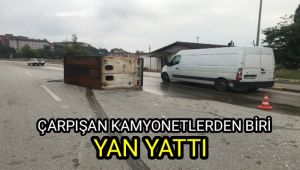 Çarpışan kamyonetlerden biri yan yattı
