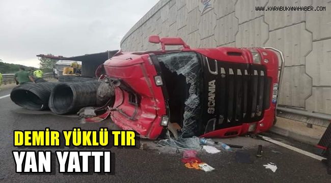 Demir yüklü tır yan yattı