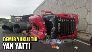 Demir yüklü tır yan yattı