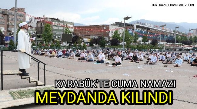 Karabük'te cuma namazı meydanda kılındı