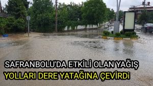 Safranbolu'da etkili olan sağanak yağmur yolları dere yatağına çevirdi