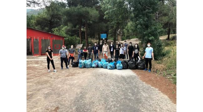 Sporcular ve antrenörler temiz çevre için çöp topladı