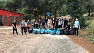 Sporcular ve antrenörler temiz çevre için çöp topladı