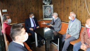 Uyarıya rağmen sigarayı ağzından bırakmayan genç Vali'yi şaşırttı