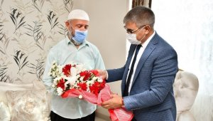 Vali Gürel şehit babalarını ziyaret etti