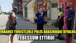 Yabancı turistler ile polis arasındaki diyalog tebessüm ettirdi