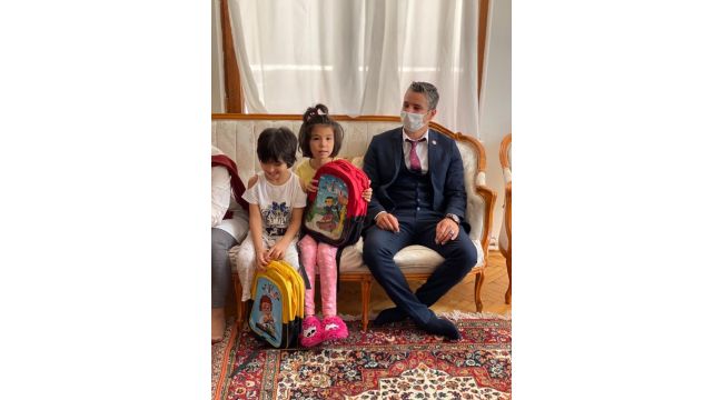 İl Göç İdaresi çocukları çeşitli hediyelerle sevindirdi