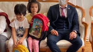 İl Göç İdaresi çocukları çeşitli hediyelerle sevindirdi