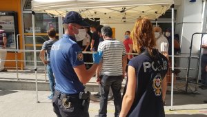 Karabük'te vatandaşlara sosyal mesafe ve maske uyarısı yapıldı