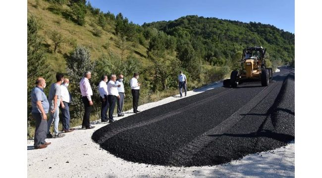 AK Partili vekiller asfalt çalışmalarını inceledi