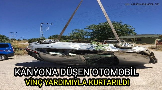 Kanyona uçan otomobil vinç yardımıyla kurtarıldı