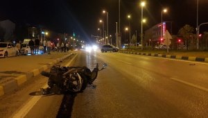 Otomobilin çarptığı motosiklet 54 metre sürüklendi