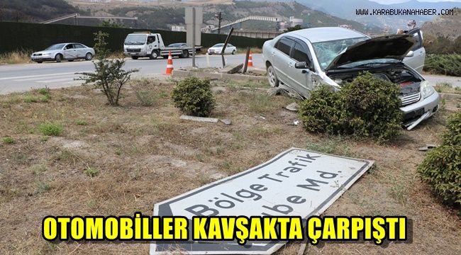 Otomobiller kavşakta çarpıştı