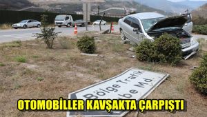 Otomobiller kavşakta çarpıştı
