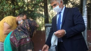 Vali ile yaşlı kadının maske pazarlığı