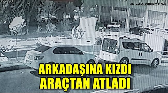 Arkadaşına kızıp seyir halindeki araçtan atladı
