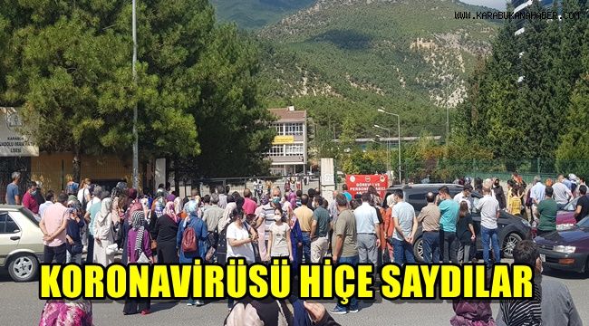 Karabük'te bursluluk sınavına giren çocukların velileri koronavirüsü hiçe saydı