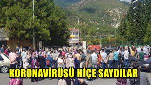 Karabük'te bursluluk sınavına giren çocukların velileri koronavirüsü hiçe saydı