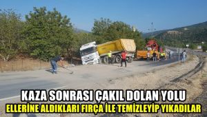 Kaza sonrası çakıl dolan yolu ellerine aldıkları fırçalarla temizleyip yıkadılar