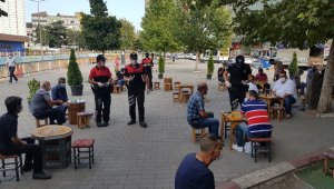 Polis sokak sokak gezerek korona virüs denetimi yaptı