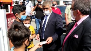 Vali Gürel maske takan çocukları örnek olarak gösterdi