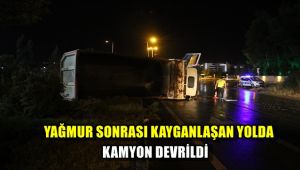 Yağmur sonrası kayganlaşan yolda kamyon devrildi: 1 yaralı
