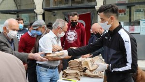 Safranbolu'da Cuma namazı çıkışı simit ve maske dağıtıldı
