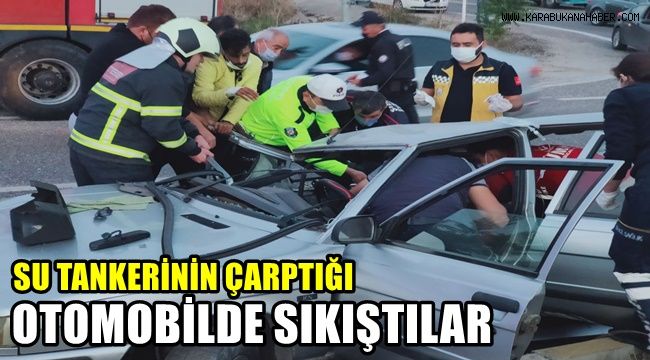 Su tankerinin çarptığı otomobilde sıkıştılar