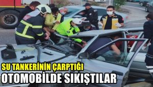 Su tankerinin çarptığı otomobilde sıkıştılar
