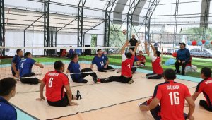Türkiye'de ilk kez halı sahada oturarak voleybol oynadılar