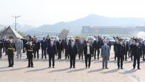 Vali cadde boyu gezerek esnafa ve vatandaşa Türk bayrağı dağıttı
