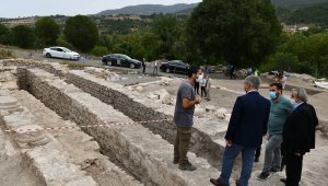 Vali Gürel hem denetledi hem de antik kentte çalışmaları yerinde inceledi