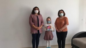 Vali Gürel'in eşinden ikinci sınıf öğrencisine tablet sürprizi
