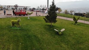 Çimden hayvan heykelleri üniversiteye renk katıyor