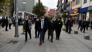 Denetime çıkan vali caddede sigara içilmesini yasakladı
