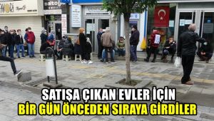 Satışa çıkan evler için bir gün önceden banka önünde kuyruğa girdiler