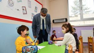 Vali Gürel minik öğrencilerle buluştu