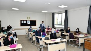 Vali Gürel'dem Kız İmam Hatip Lisesi'ni ziyaret etti