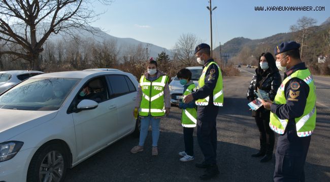 Bu kez öğrenciler araçları durdurup maske, mesafe ve hijyen uyarısı yaptı