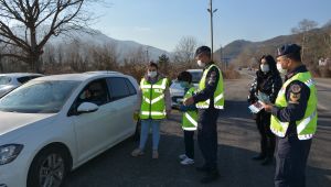Bu kez öğrenciler araçları durdurup maske, mesafe ve hijyen uyarısı yaptı