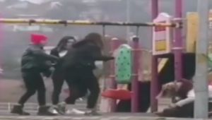 Parkta genç kıza dehşeti yaşattı, arkadaşları gülerek izledi