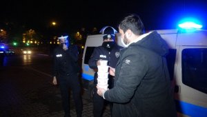 Soğuk havada görev yapan polislere çorba ikram ettiler