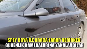 Sprey boyalarla araca zarar verirken güvenlik kamerasına yakalandılar