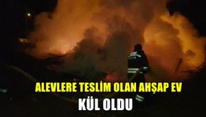 Alevlere teslim olan ahşap ev kül oldu